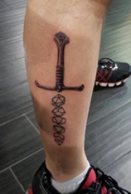 男生小腿上黑灰素描点刺技巧创意匕首纹身图片