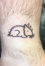 男生脚踝上黑色简单线条植物和卡通小动物纹身图片
