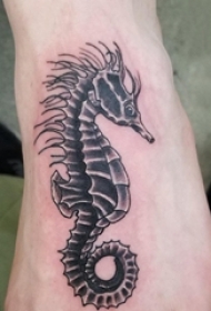 女生脚背上黑色点刺几何简单线条小动物海马纹身图片