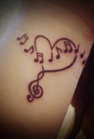 女生手腕上黑色线条创意文艺音符纹身图片