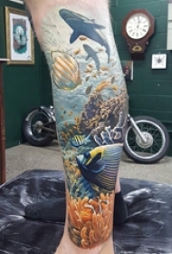 男生手臂上彩绘渐变简单线条珊瑚和鱼海底风景纹身图片