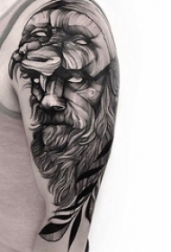 男生手臂上黑灰素描点刺技巧霸气男生人物纹身图片
