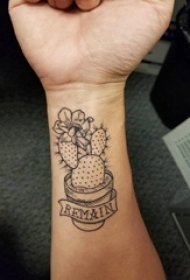 男生手腕上黑灰点刺几何简单线条植物仙人掌纹身图片