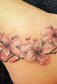 女生脚踝上彩绘渐变简单线条植物梅花纹身图片