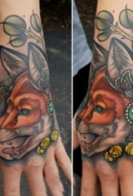 男生手背上彩绘渐变简单线条植物叶子和小动物狐狸纹身图片