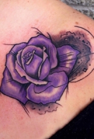 女生肩部彩绘渐变简单抽象线条植物花朵纹身图片