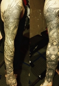 男生手臂上黑灰素描点刺技巧创意霸气花臂纹身图片