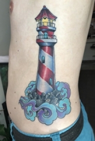 男生侧腰上彩绘渐变简单线条海浪和灯塔纹身图片