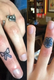 简约手指纹身 女生手指上花朵和蝴蝶结纹身图片