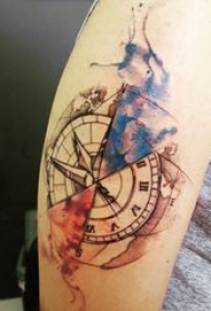 纹身指南针 男生大臂上彩绘指南针纹身图片