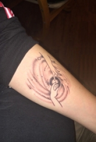 星球纹身  女生手臂上文艺星球纹身图片