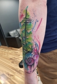 手臂纹身素材 男生手臂上彩色的大树纹身图片
