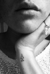 几何纹身 女生手腕上几何纹身图片