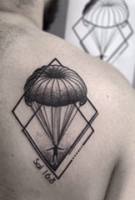 后背纹身男 男生后背上黑色的创意纹身图片