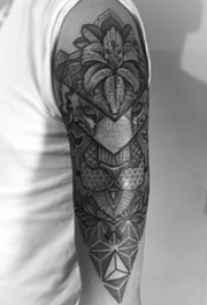 老虎图腾纹身 男生大臂上花朵和老虎纹身图片