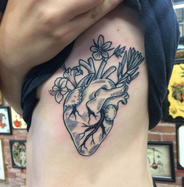 男生侧腰上黑色点刺简单线条心脏和花朵纹身图片