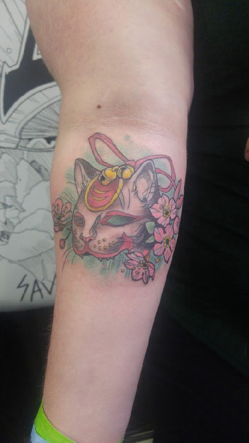 日式招财猫纹身女生手臂上日式招财猫面具纹身图片