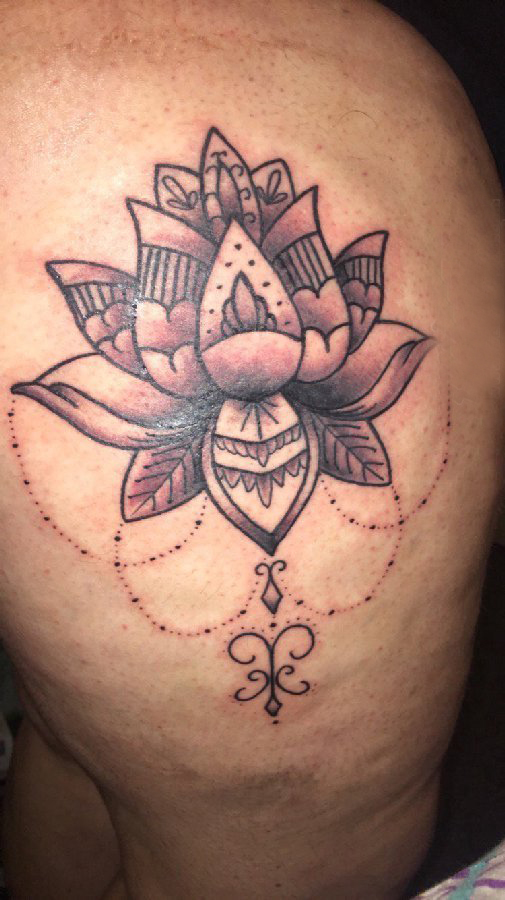 睡莲花纹身男生大腿上黑色莲花纹身图片