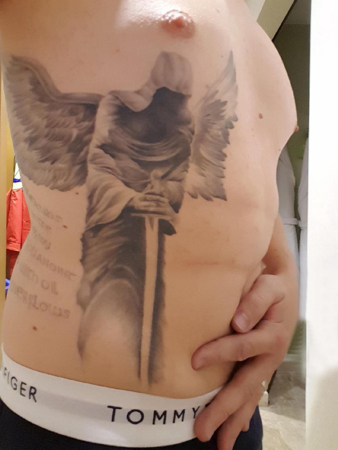 死亡天使纹身男生侧腰上死亡天使纹身图片