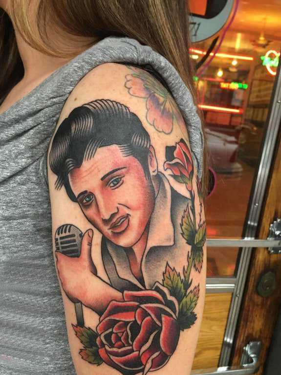 花朵人物纹身图案 女生大臂上花朵和人物肖像纹身图片