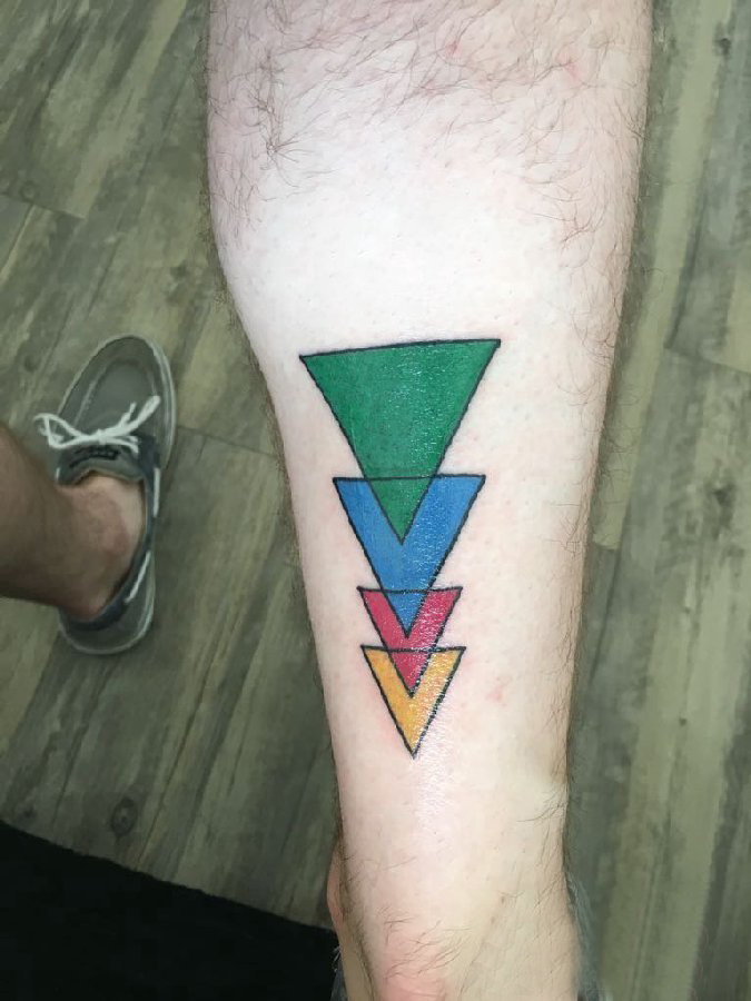 三角形纹身图 男生小腿上彩色的三角形纹身图片