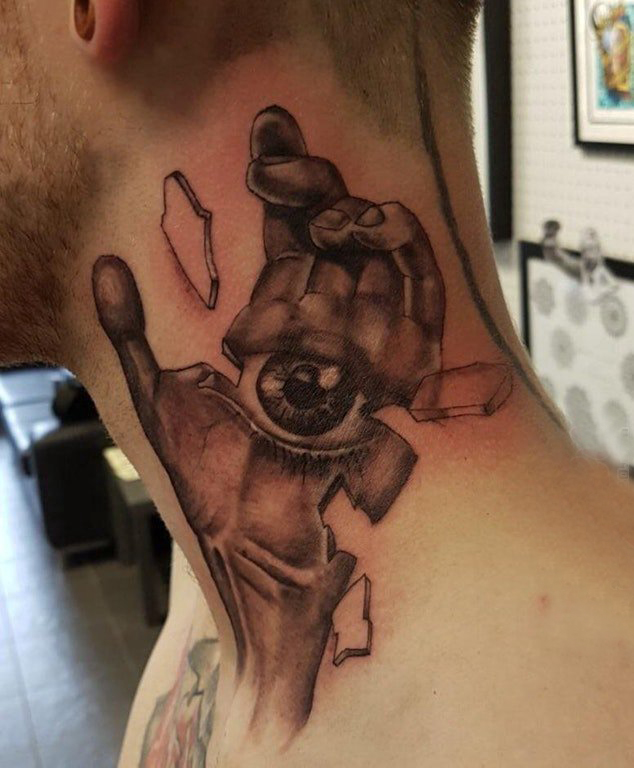 手掌小纹身 男生颈部眼睛和手掌纹身图片