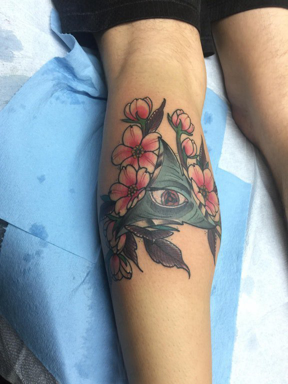 纹身上帝之眼 男生小腿上花朵和上帝之眼纹身图片