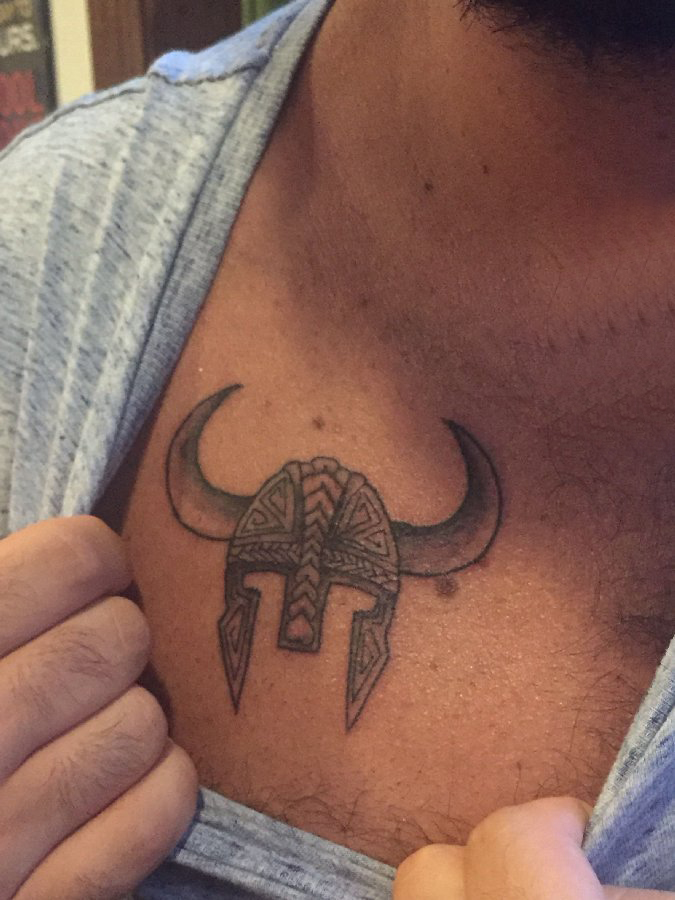 武士头盔纹身 男生肩部黑色的头盔纹身图片