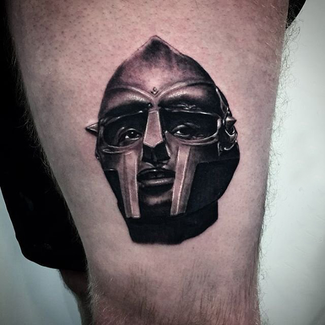 武士头盔纹身 男生大腿上黑色的武士头盔纹身图片