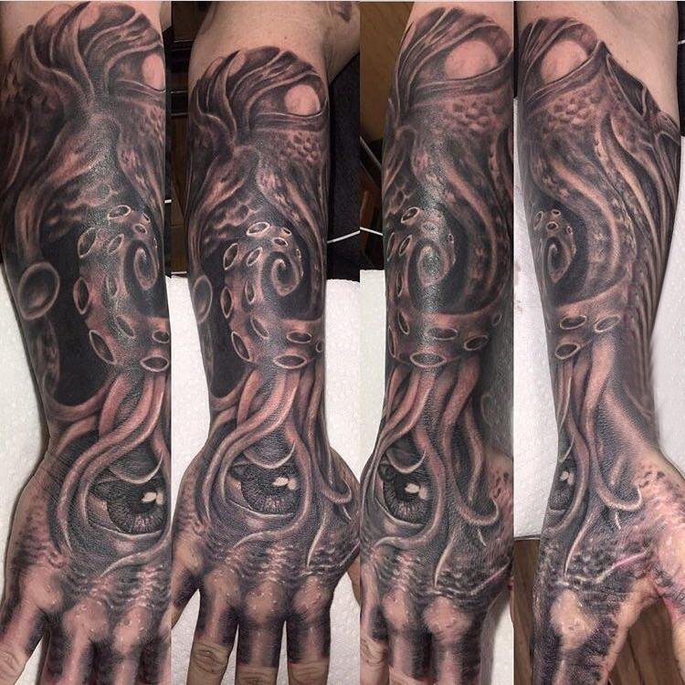黑色章鱼纹身 男生手臂上黑色章鱼纹身图案