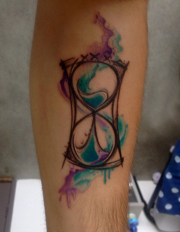 纹身沙漏 男生小腿上彩色的沙漏纹身图片