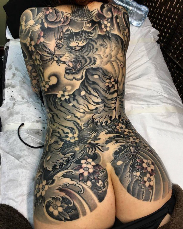 老虎图腾纹身 女生后背黑色的老虎纹身图片