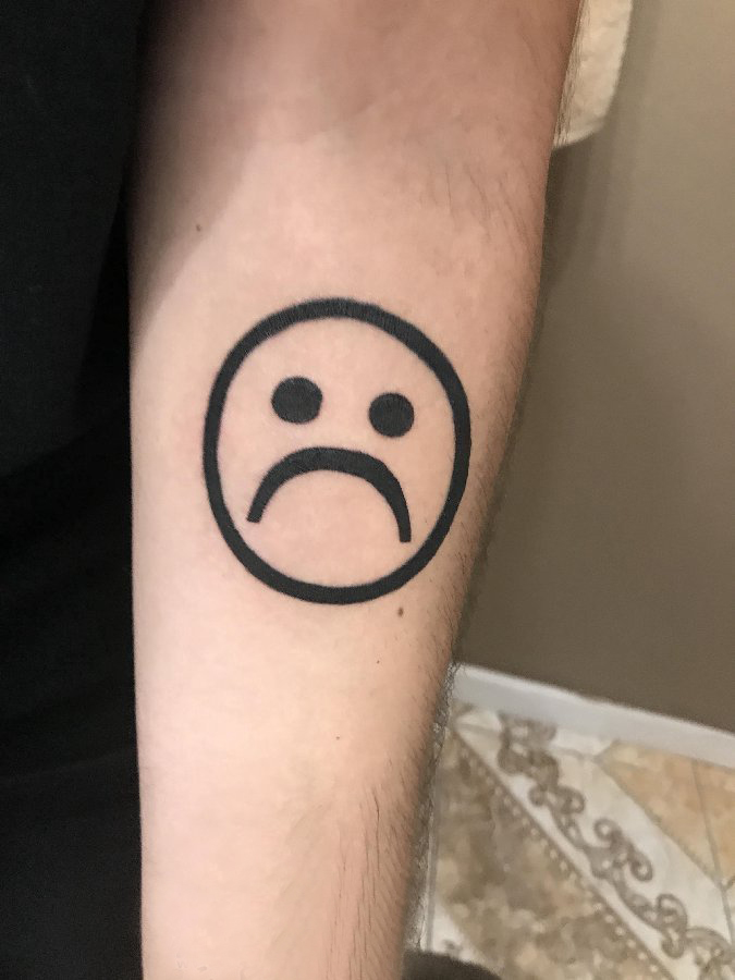 表情符号纹身 男生手臂上创意的表情符号纹身图片