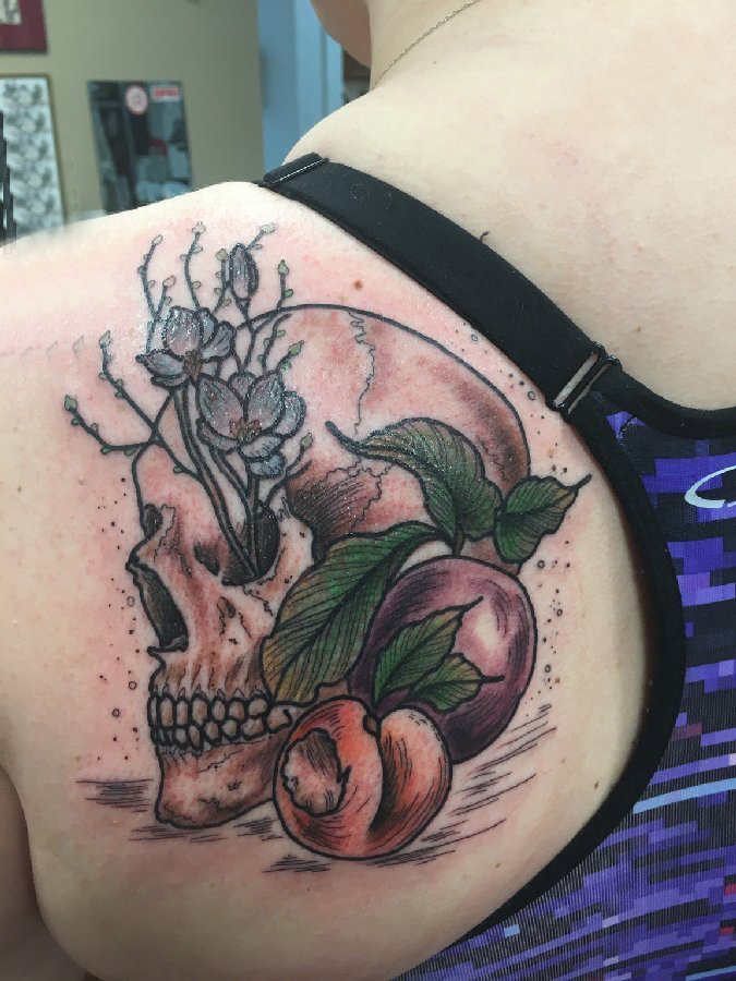 骷髅花朵纹身图案 女生背部骷髅花朵纹身图案
