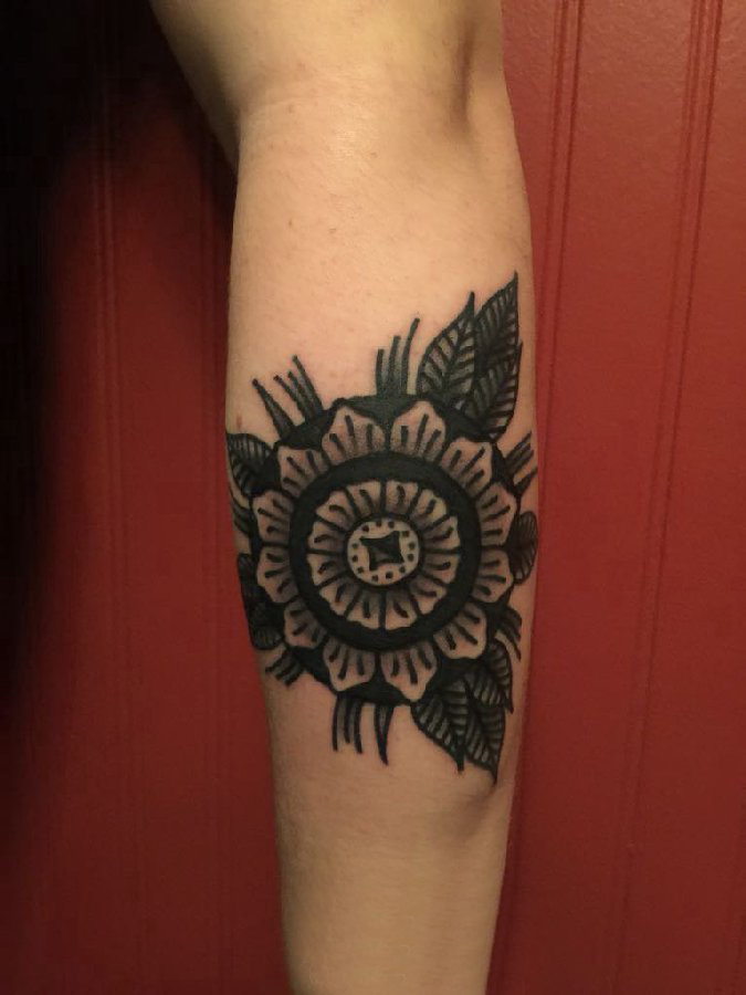 几何花朵纹身图案 女生手臂上几何花朵纹身图案