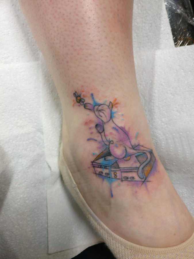 小清新猫咪 女生脚踝上彩色的猫咪纹身图片