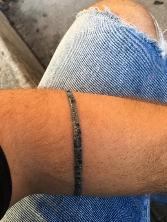 龙臂环纹身 男生手臂上黑灰的臂环纹身图片