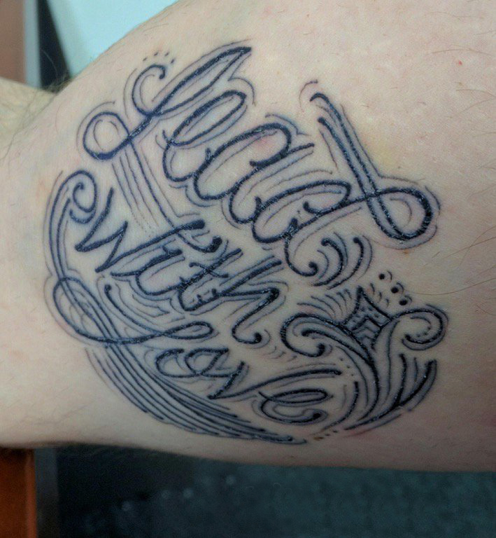 花体英文纹身 男生大腿上黑色的花体英文纹身图片