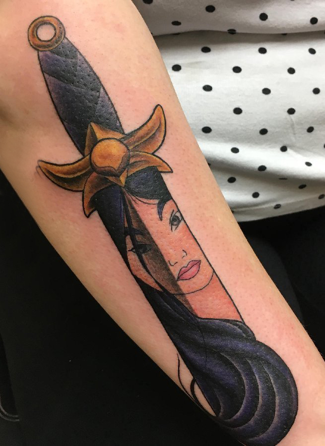 欧美匕首纹身 男生手臂上人物和匕首纹身图片