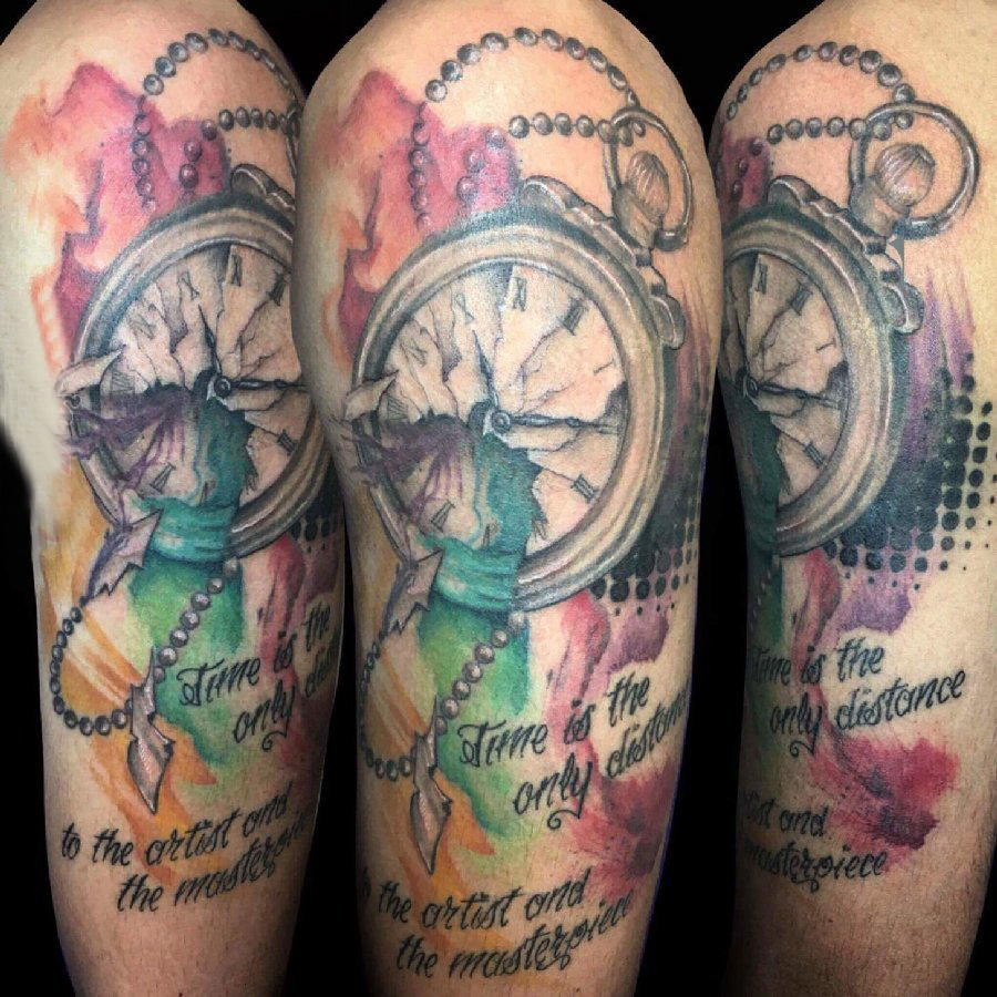 欧美怀表纹身 男生大臂上彩色的怀表纹身图片
