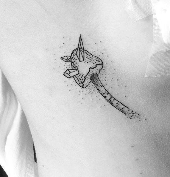 简单线条纹身 女生背部简单线条纹身图片