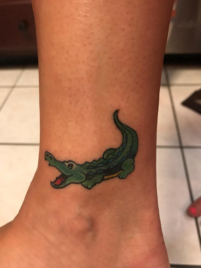卡通鳄鱼纹身 男生脚踝上彩色的鳄鱼纹身图片