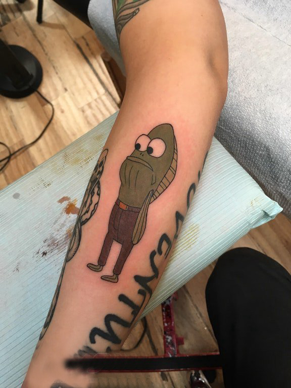 卡通可爱纹身图案 女生手臂上彩色的卡通鱼纹身图片