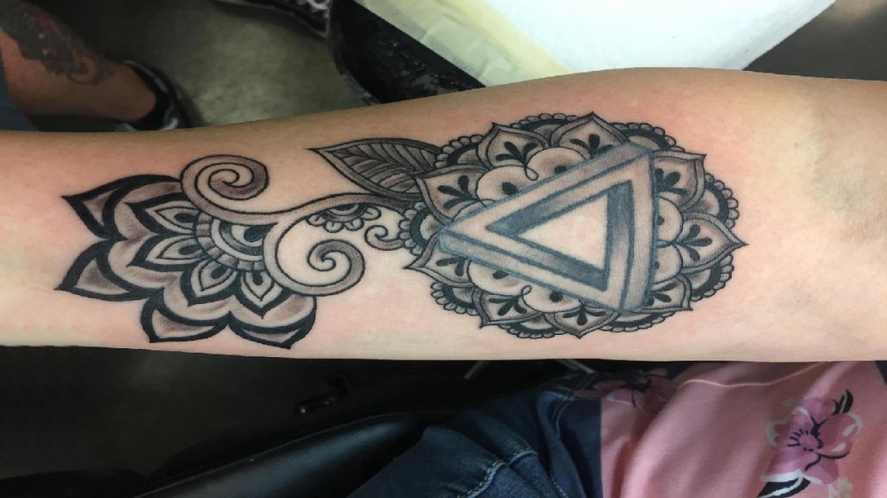 梵花纹身 女生手臂上梵花纹身黑色图片