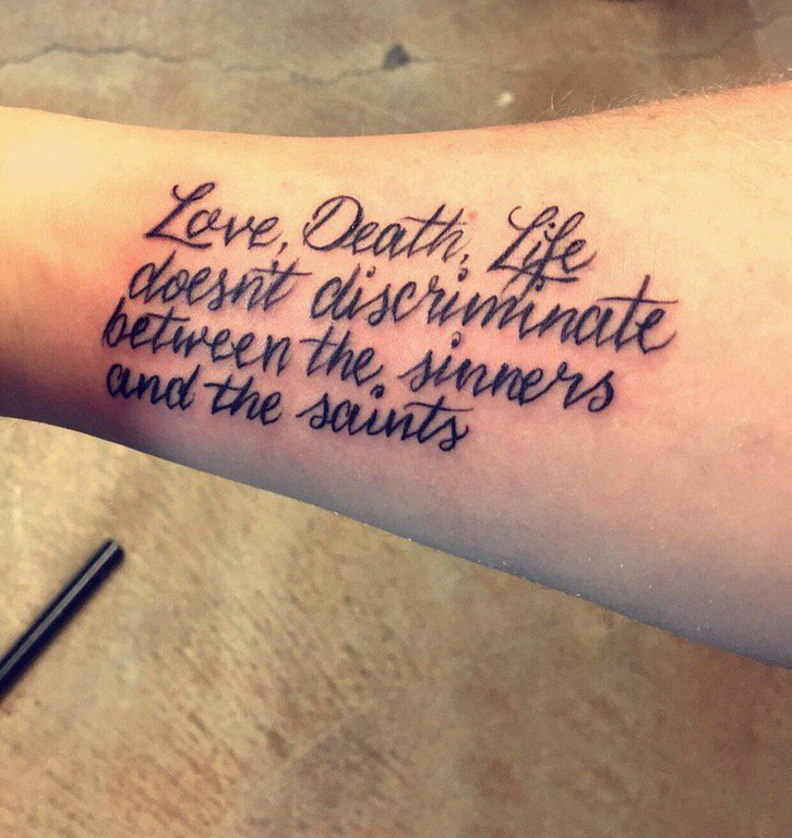 花体英文纹身 男生手臂上简单线条纹身花体英文纹身图片