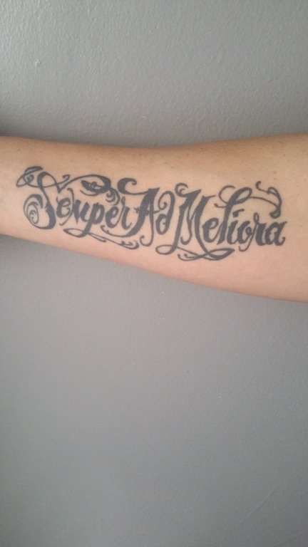 花体英文纹身 女生手臂上花体英文纹身黑色图片