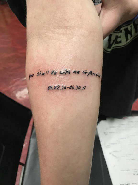 花体英文纹身 女生手臂上花体英文纹身经典图片