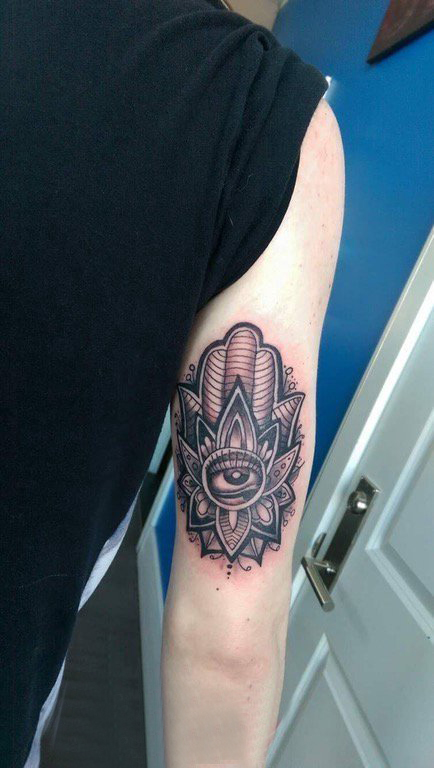 黑灰纹身 男生手臂上黑灰纹身法蒂玛之手纹身图片