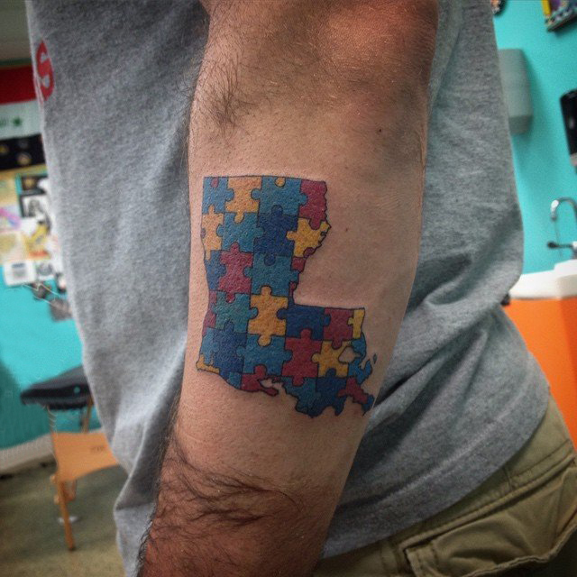 手臂纹身素材 男生手臂上彩色的拼图纹身图片