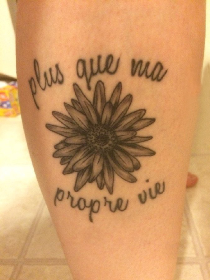 黑灰菊花纹身 男生小腿上黑灰菊花纹身图片